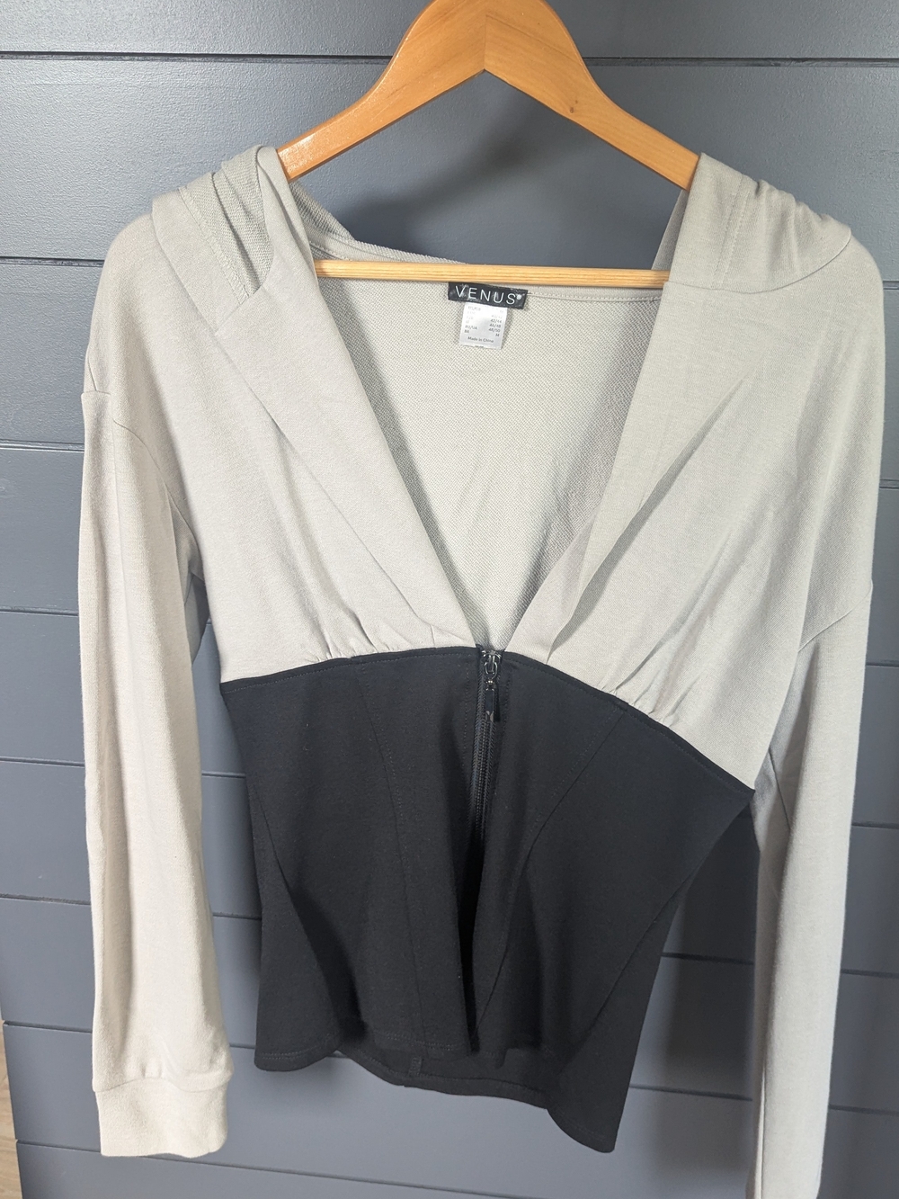 VENUS Two-Tone Fitted Low Cut Zip Jacket With Hood — Light Gray & Black